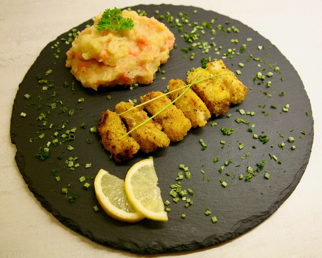 Selbstgemachte Fischstäbchen mit Kartoffel-Möhren-Stampf mit Marinade Peppy Paris - Elbgewürze