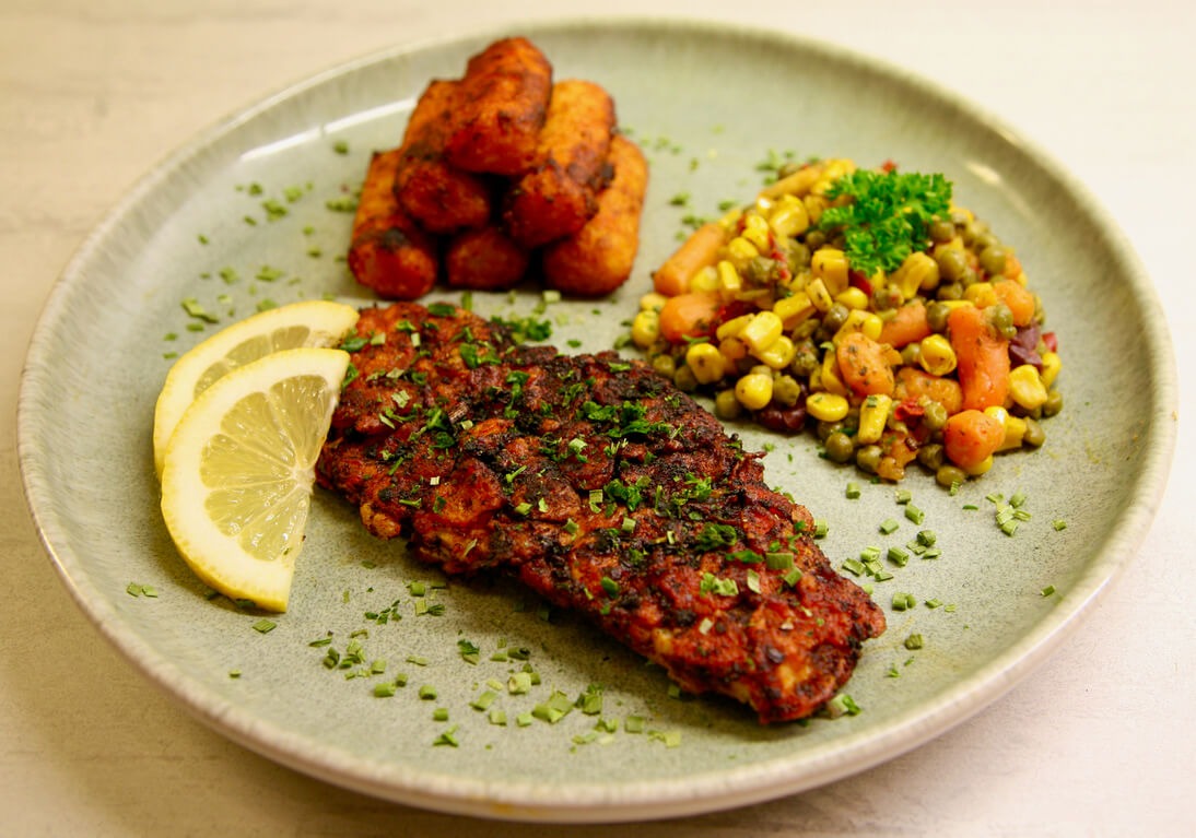 Knusprige Schnitzel mit Gemüse und Kroketten mit Marinade Spicy Sevilla - Elbgewürze